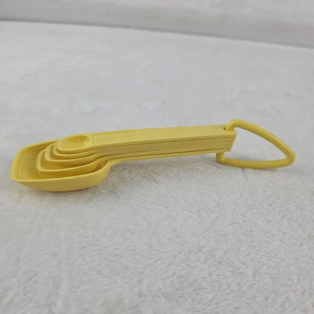Tupperware Set of 5 Nesting Measuring Spoons Yellow with D-Ring Vintage